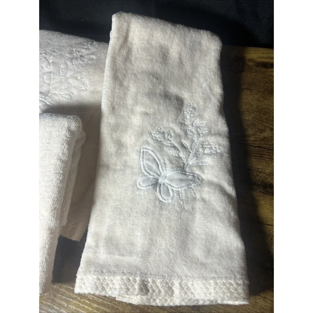 JP Stevens Utica Beige Towel Hand Towel Wash Cloth Butterfly Floral Design Vtg